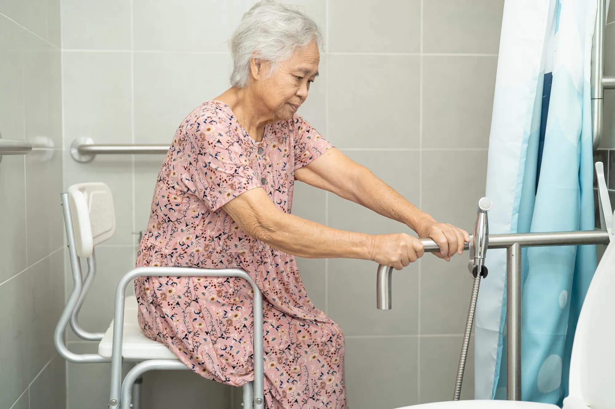 Seis soluciones prácticas para evitar caídas en el baño
